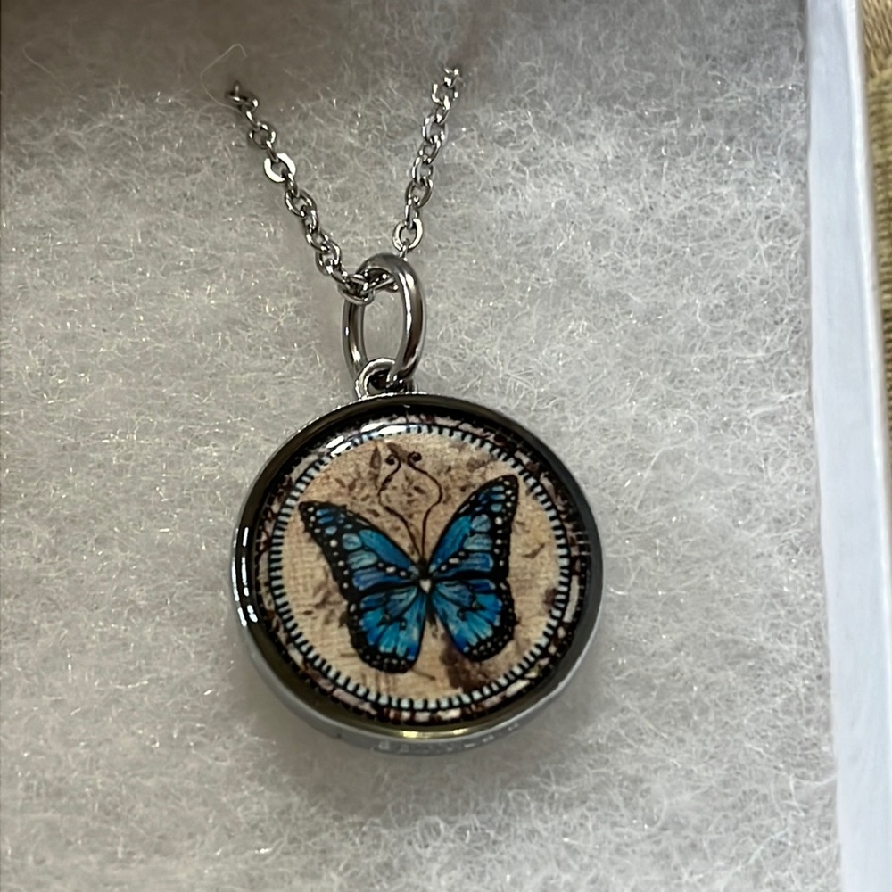 New Spirit Lala blue butterfly pendant - Picture 2 of 4